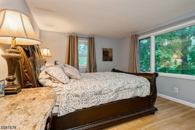 Building Photo - 42 Warren St