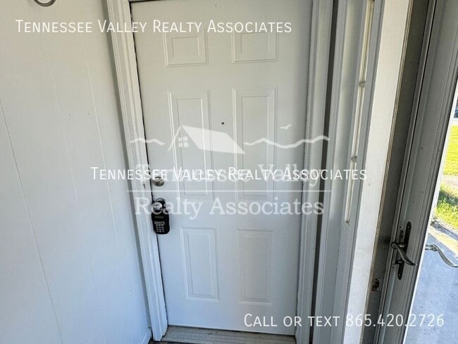 Building Photo - 997 Kirk Ave