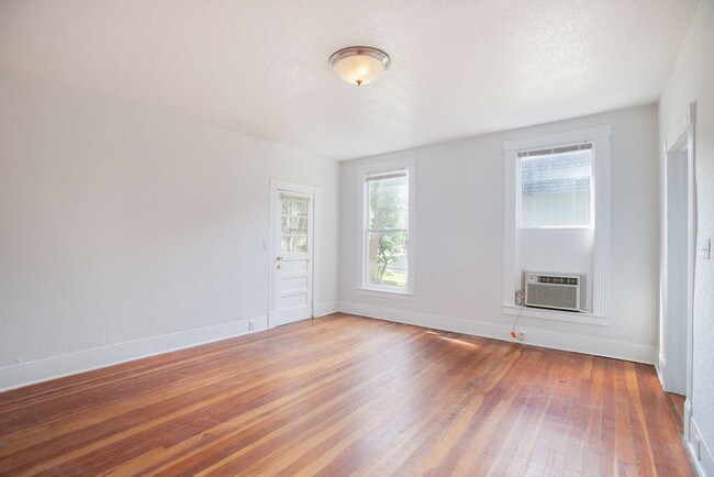 Building Photo - 1 Bedroom 1 Bath downtown