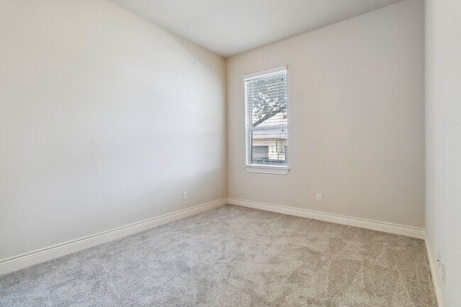 Building Photo - 944 Wilderness Oaks