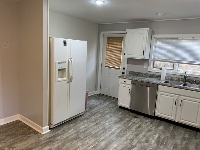 Building Photo - 8398 Oakwood Rd