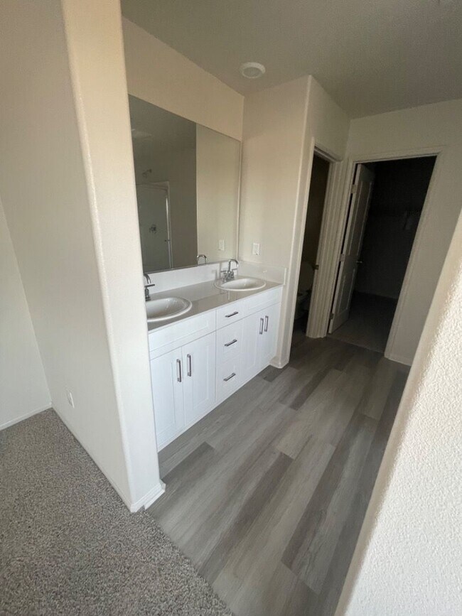 Building Photo - Beautiful New Home