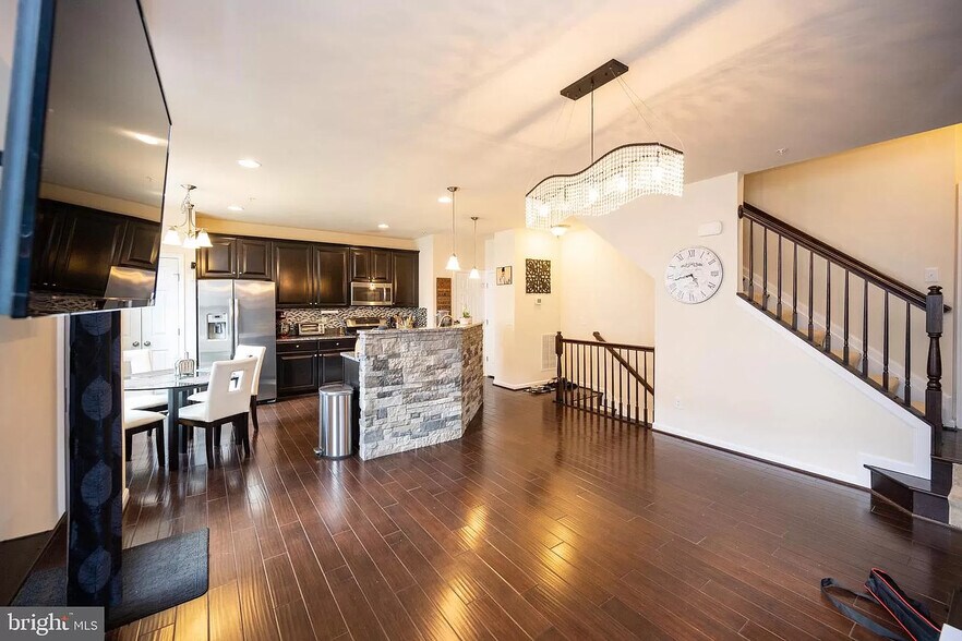 Building Photo - 25239 Laureldale Ter