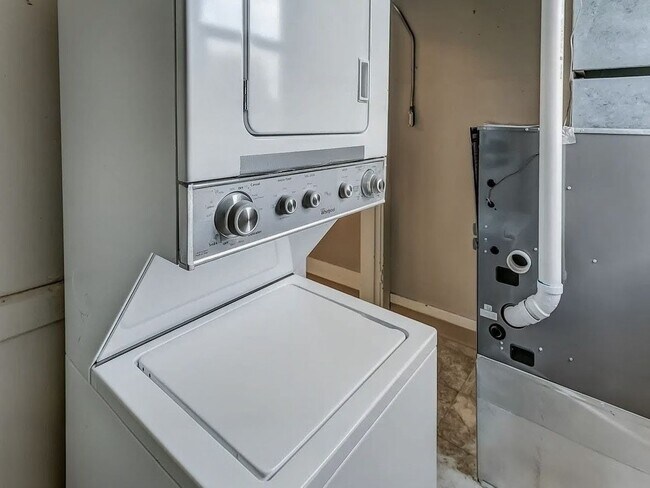 Building Photo - Large 6 Bedroom House Available in August!!