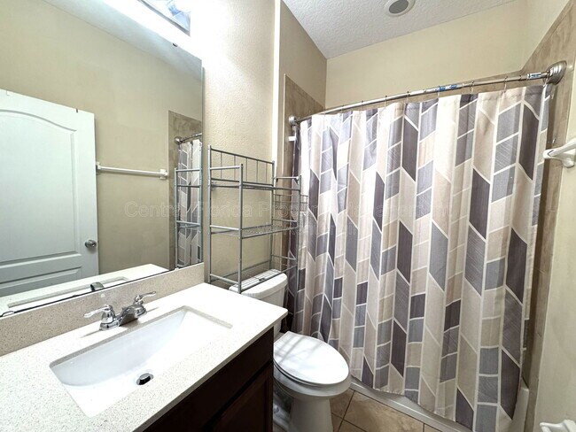 Building Photo - 215 Lakeshore Dr