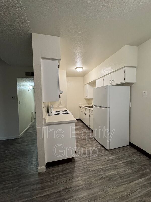 Building Photo - 1402 W Elowin Ave