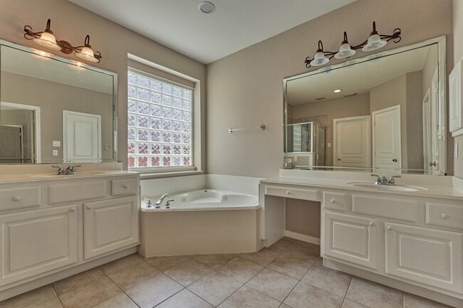 Building Photo - 30 Desert Rose Pl