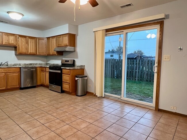 Building Photo - 2611 E Martha Pl