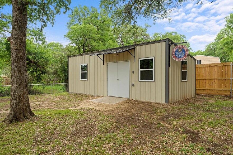 Back Yard Storage Building - 273 Leafy Hollow Ln