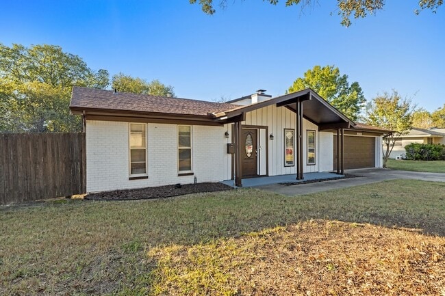 Building Photo - 8009 Northbrook Dr