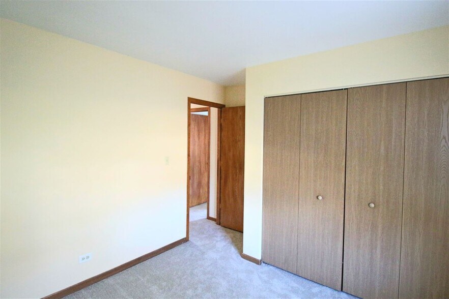 Building Photo - 2373 Crescent Ln S