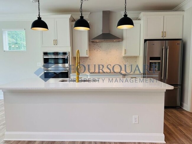 Building Photo - End-Unit Townhome with Fenced Yard, Washer/Dryer included & 2-Car Garage – Comfortable & Convenie...