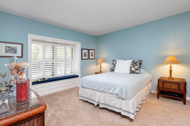 Building Photo - 11355 Pond View Dr