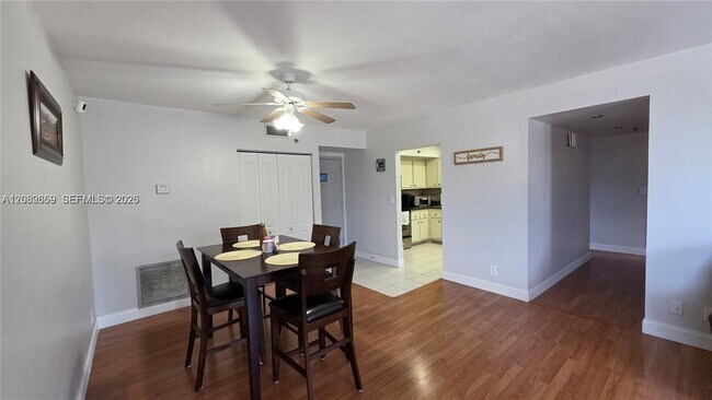 Building Photo - 901 Hillcrest Dr