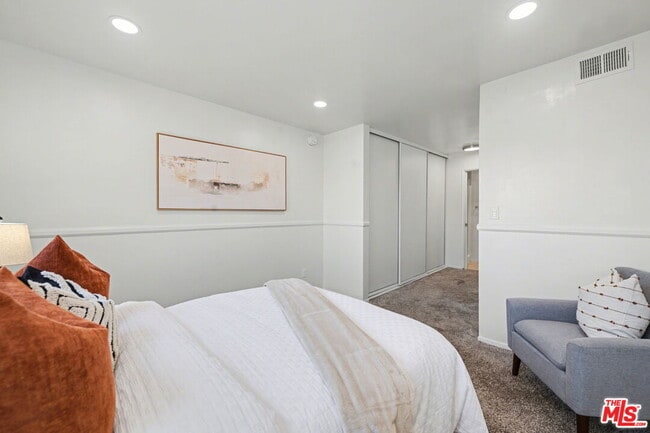 Building Photo - 14850 Hesby St