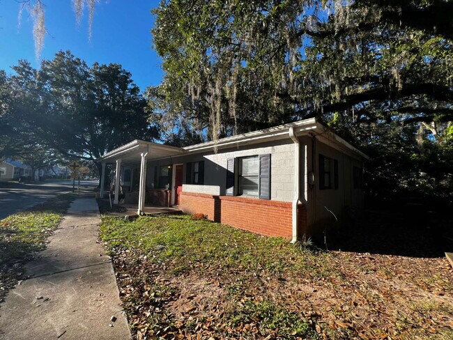 Building Photo - Spacious 2 Bedroom 1 Bathroom