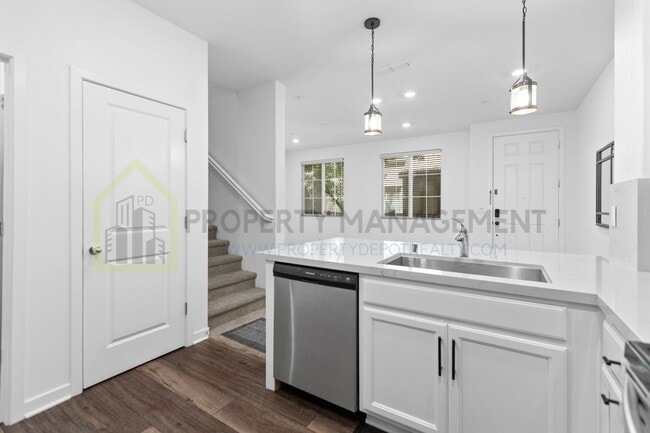 Building Photo - For Rent: Stylish 3-Bedroom Townhouse with...