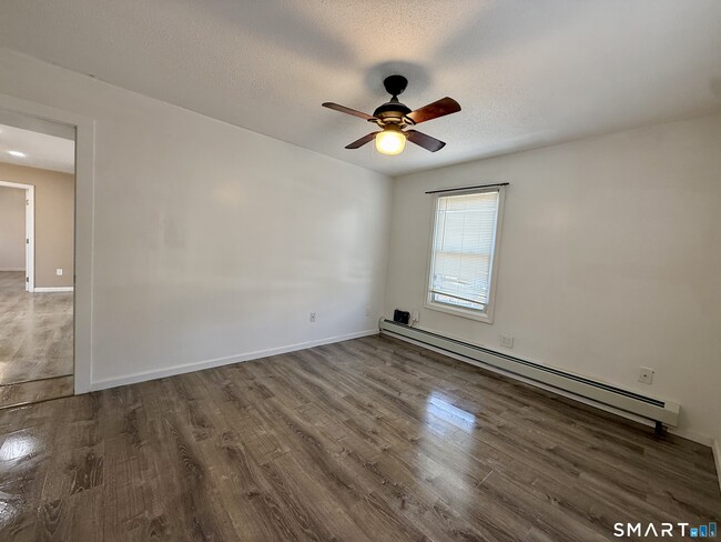 Building Photo - 8 Scott St