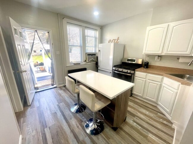 Building Photo - 80 Malcolm Ave