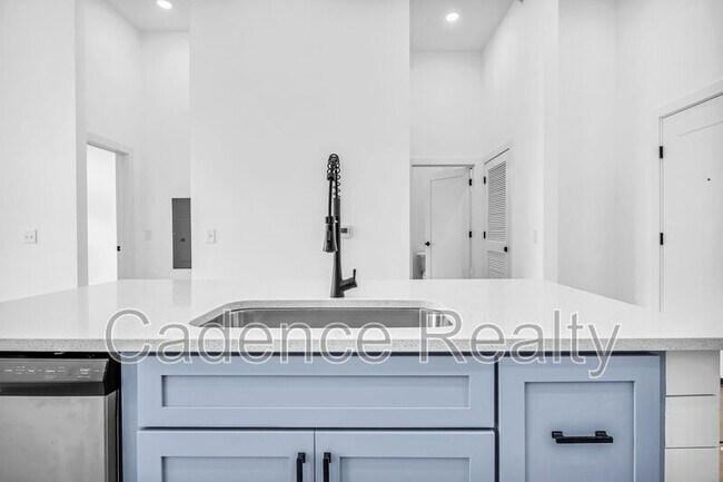 Building Photo - 610 S Kerr Ave
