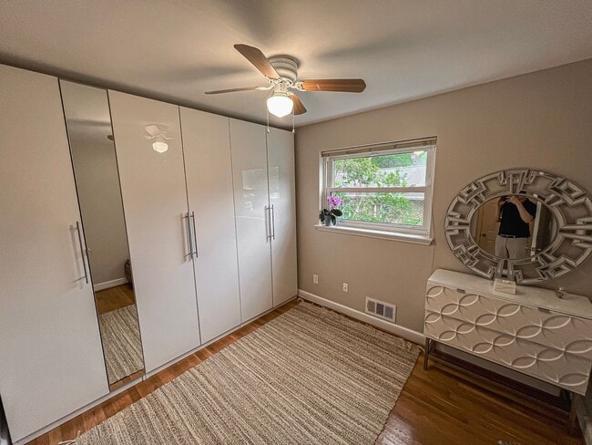 Building Photo - Sunny and Bright 4 Bedroom 3 Bath 2 Level ...