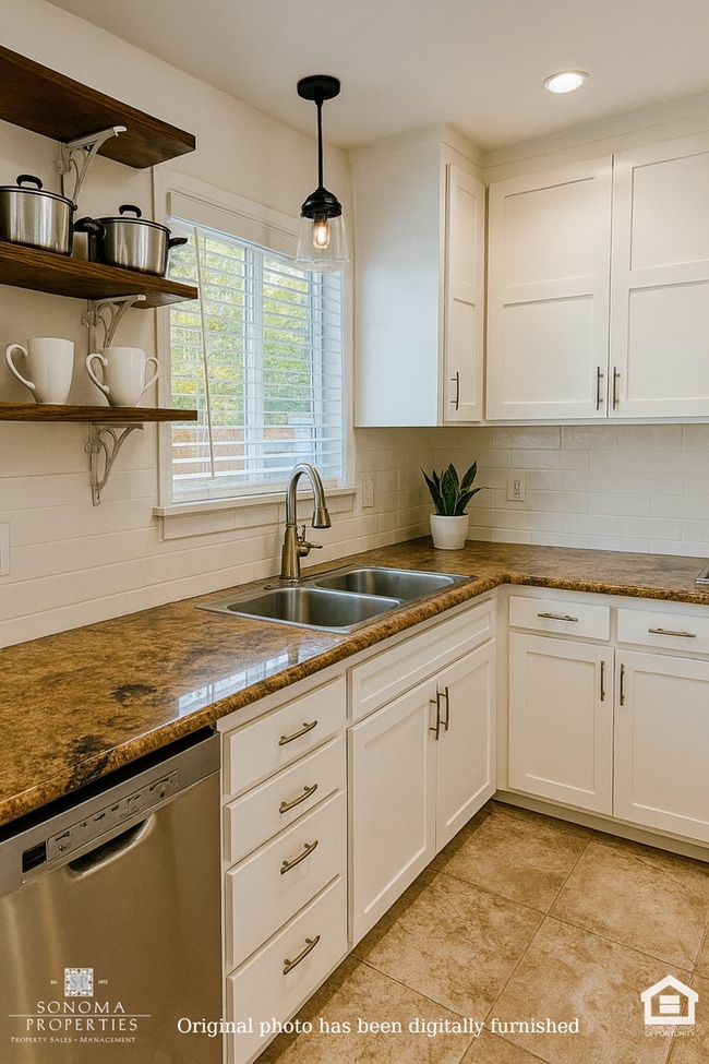 Building Photo - Bright & Cheery 2 Bedroom Home