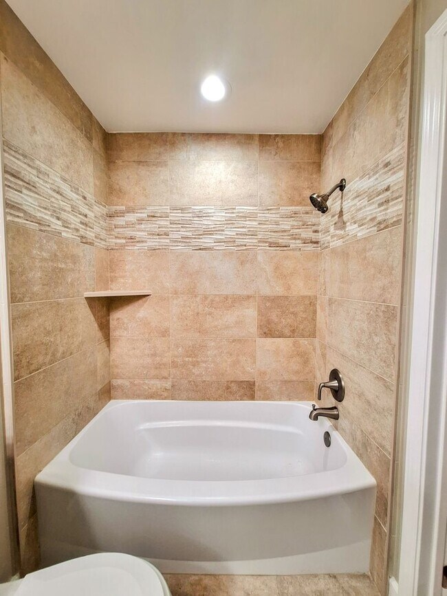 Building Photo - Beautiful & Spacious 3bd Townhouse w/Detached Garage