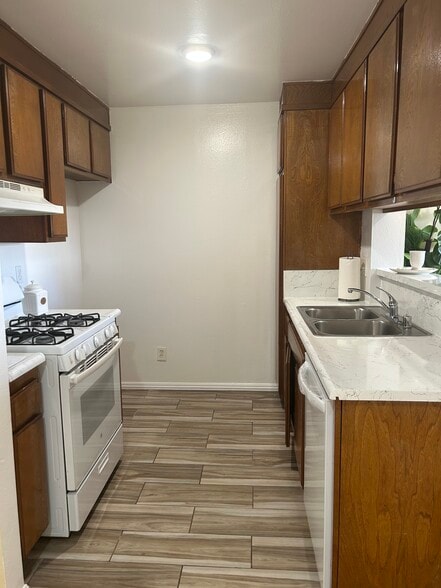 Primary Photo - 18650 Hatteras St