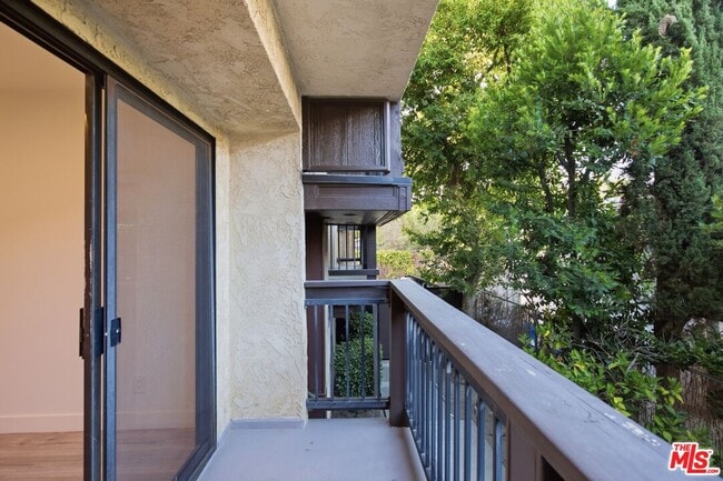Building Photo - 13025 Moorpark St