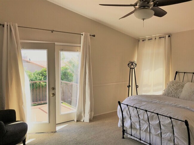 Building Photo - Beautiful 4Bd x 2.5Bath w/ HUGE Backyard &...