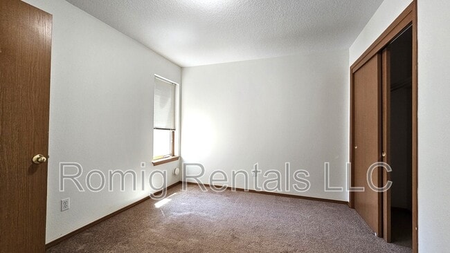 Building Photo - 8102 NE 36th Ct