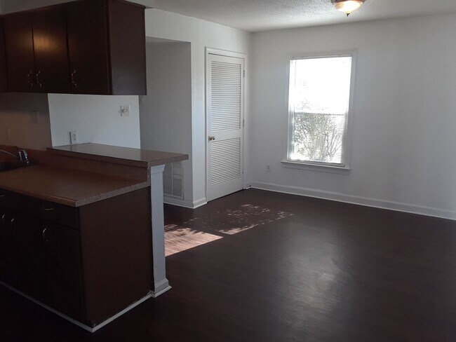 Building Photo - Virginia Beach- 3 Bed / 1.5 Bath end unit townhouse in Green Run