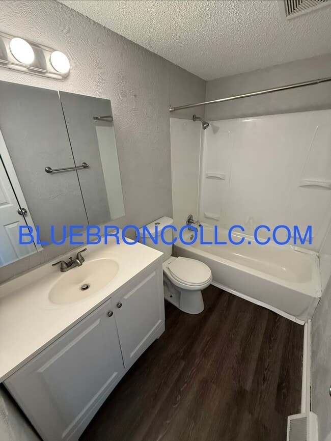 Building Photo - 4100-4102 NE 43rd Terrace