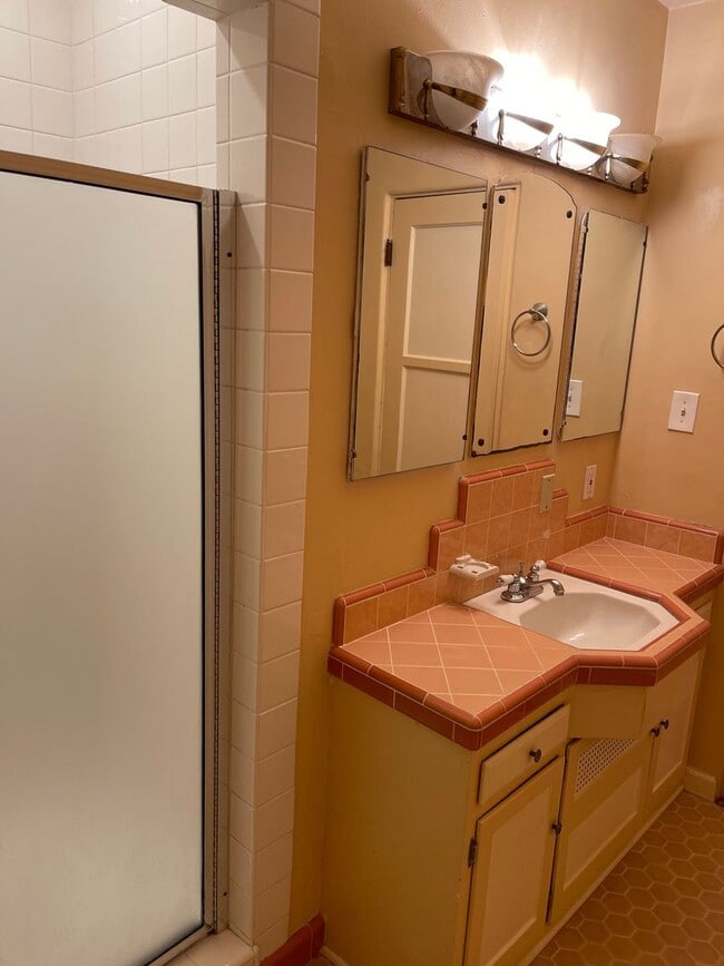 Building Photo - 3 Bedroom, 1 Bathroom Single Family Home in Desirable area of Talmadge