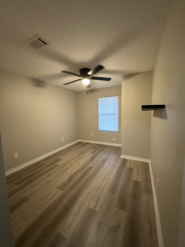 Building Photo - Renovated 2BR Coastal Apartment in Gulf Breeze – New Granite Counters, LVP Flooring & More!
