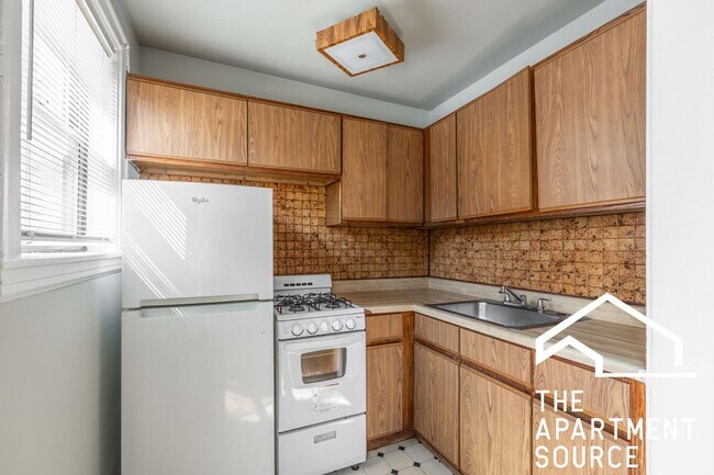 Building Photo - 739 W Belmont Ave
