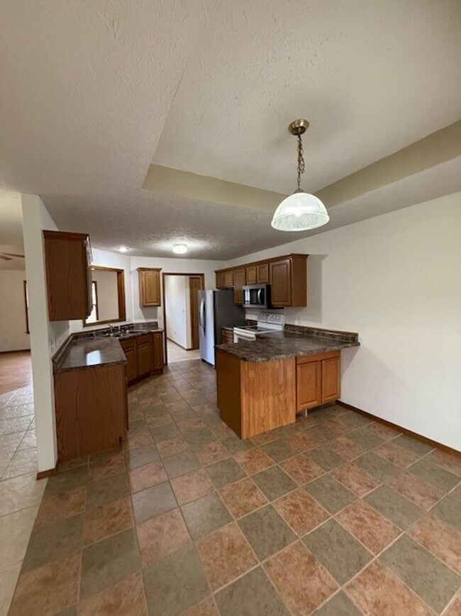 Building Photo - PRE-LEASING! 3 Bedroom in Battlefield
