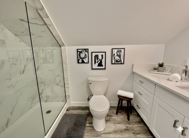 Building Photo - Modern Luxury Meets Small Town Charm in Your New Gladstone Home!