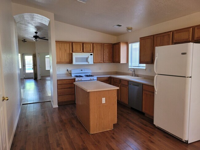 Building Photo - NW 4 Bedroom 2.5 Bath Home Available now!