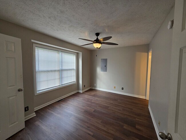Building Photo - 1/2 OFF 1st Month's Rent!!