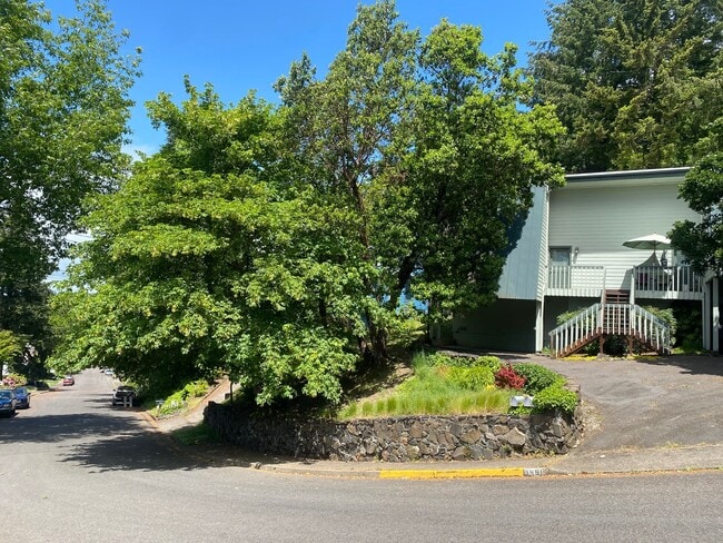 Building Photo - 3 bedroom 1.5 Bath Tandem Home!