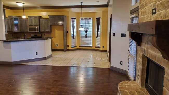 Building Photo - 1621 Colonial Dr