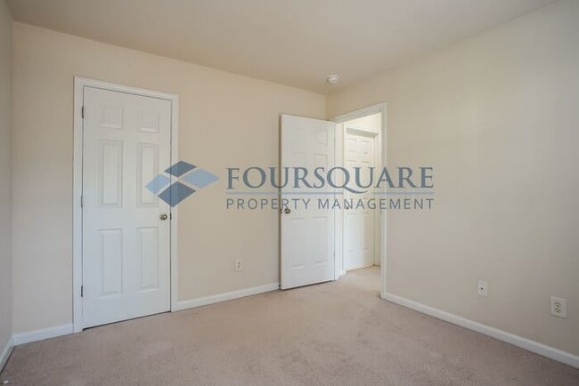 Building Photo - Townhome! | Back Patio with Privacy Fence|...