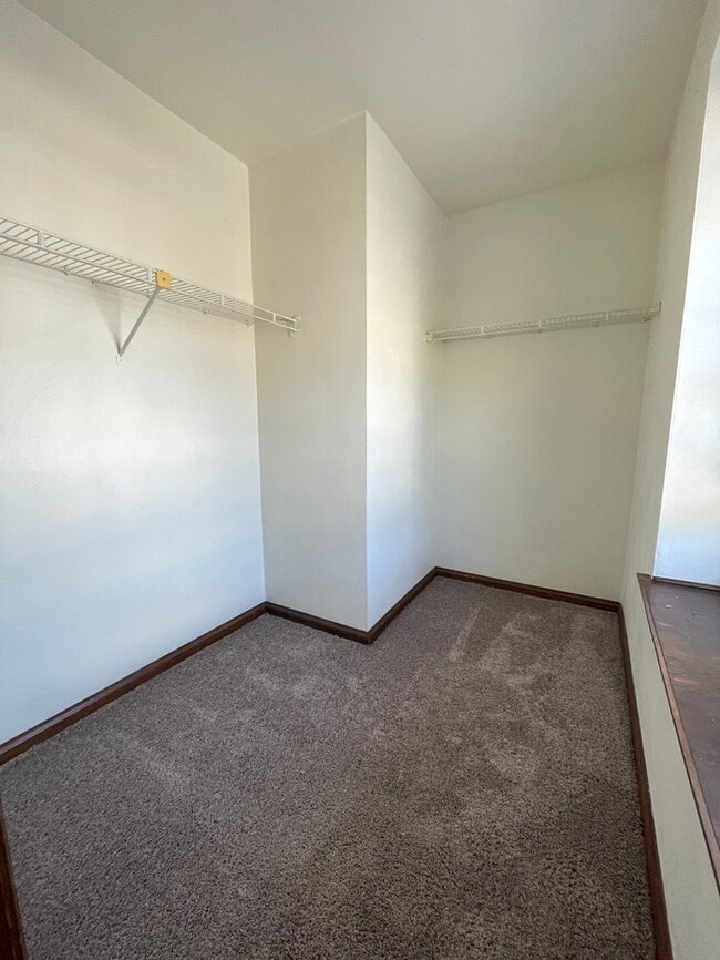 Building Photo - Charming 3-Bedroom, 1.5-Bathroom Townhome ...