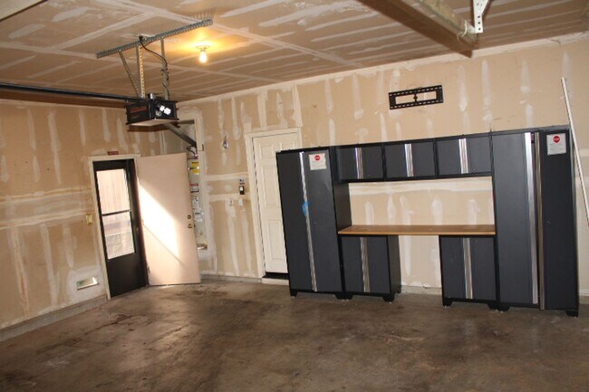 Building Photo - 524 Rosewood Ln