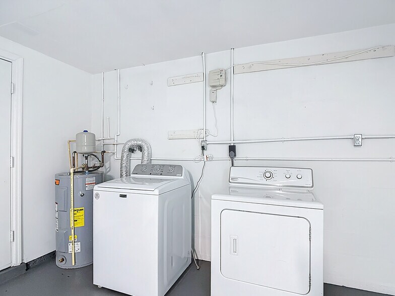 Building Photo - 5711 Pine St