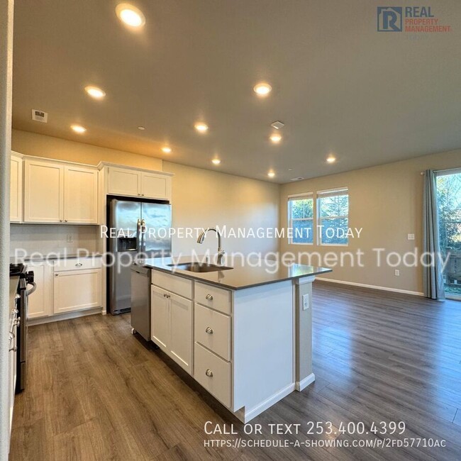 Building Photo - 3 Bedroom 2.5 Bathroom Townhouse with Gara...