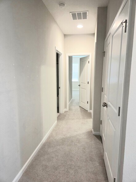 Building Photo - 419 Brandon Lakes Dr