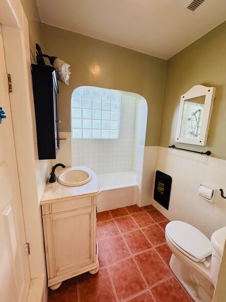 Building Photo - 2620 Graham Ave