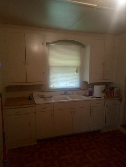 Building Photo - 374 Person